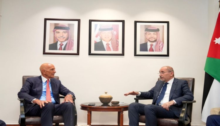 وزير الخارجية يبحث مع المبعوث الأميركي إلى سوريا التطورات في حلب ودعم الانسحاب السلمي لقسد