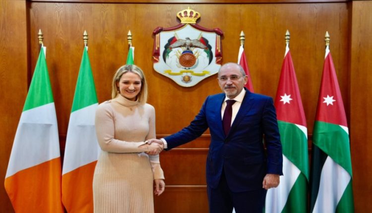 الصفدي يجري مباحثات موسعة مع وزيرة الخارجية الإيرلندية