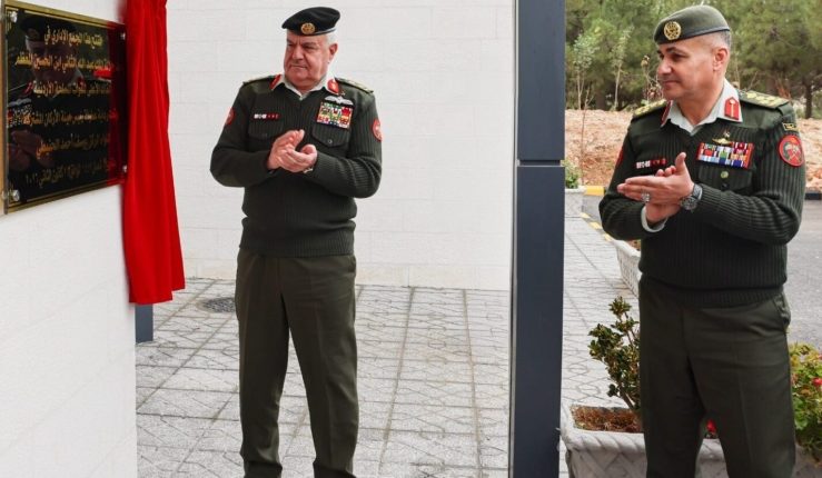 رئيس هيئة الأركان يرعى تخريج دورة المراسل الحربي ويفتتح مبنى المجمع الإداري