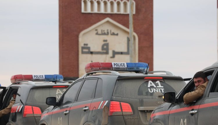 الجيش السوري يعلن السيطرة الكاملة على مدينة الطبقة ومطارها العسكري ويتقدم نحو الرقة وسط اشتباكات عنيفة مع قسد