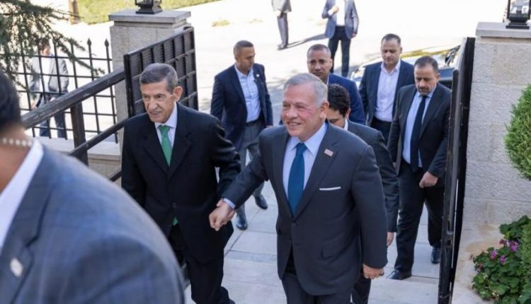 الملك يزور يوسف الدلابيح تقديرًا لمسيرته وخدمته الوطنية