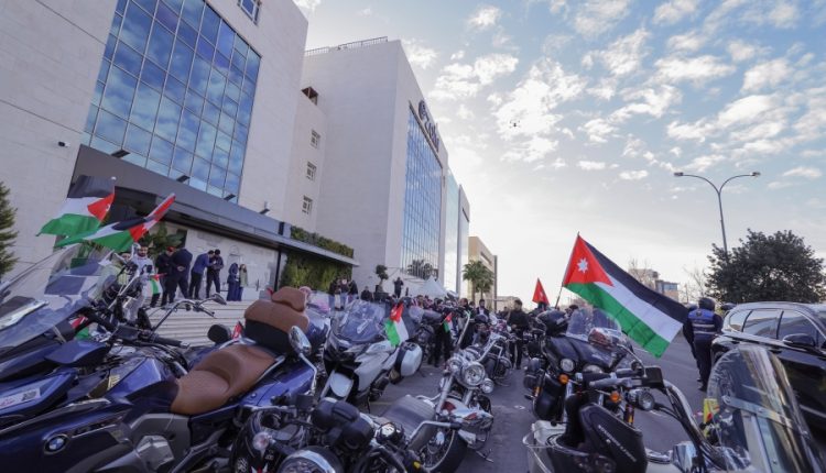 مسيرة ضخمة انطلقت من الشركة وجابت شوارع عمّان.. زين تحتفي بالعيد الرابع والستين لميلاد جلالة الملك