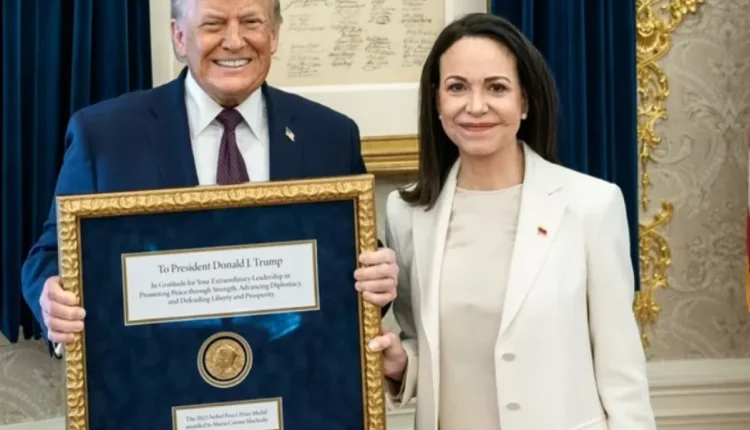 ترامب يشيد بـ«لفتة رائعة» بعد تسلّمه ميدالية نوبل للسلام من زعيمة المعارضة الفنزويلية ماريا كورينا ماتشادو