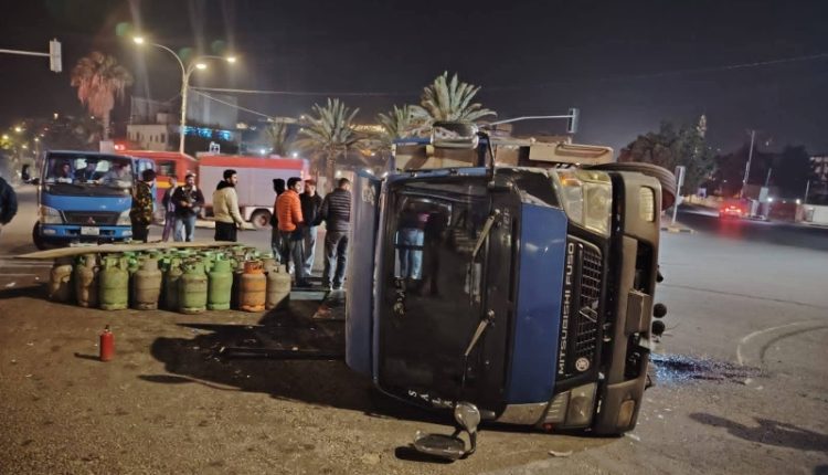 انقلاب شاحنة توزيع غاز بمنطقة باب عمان في محافظة جرش