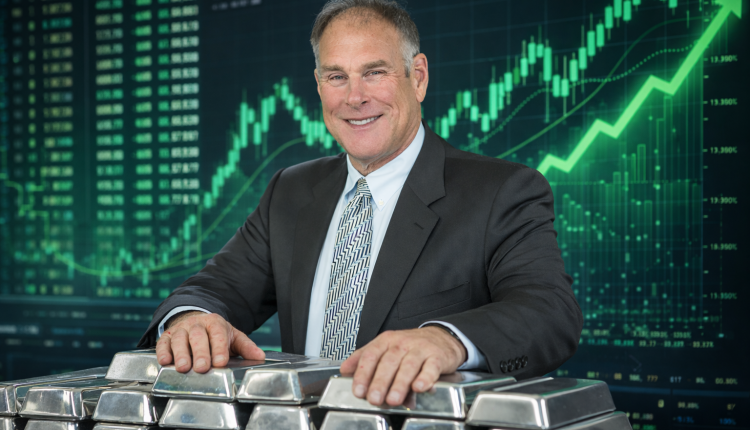 الأب الروحي لمستثمري الفضة.. كيف يراهن عليها عبر بيعها؟