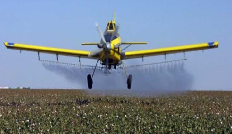 طائرات الاحتلال “الاسرائيلي” ترش مواد مجهولة على الأراضي في القنيطرة