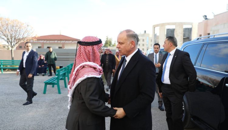 مندوباً عن الملك.. الأمير فيصل يقدّم واجب العزاء لرئيس الديوان الملكي بوفاة شقيقته