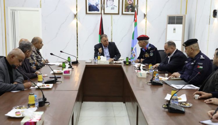 وزير الداخلية يتفقد سير العمل والخدمات في جسر الملك حسين