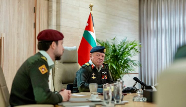 الملك يرافقه ولي العهد يزور القيادة العامة للقوات المسلحة – صور