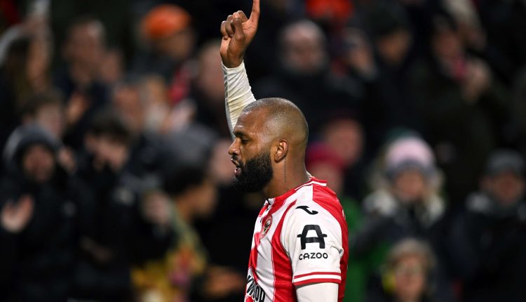 تياغو يدخل تاريخ إنجلترا .. ويصبح أفضل هداف برازيلي في موسم واحد