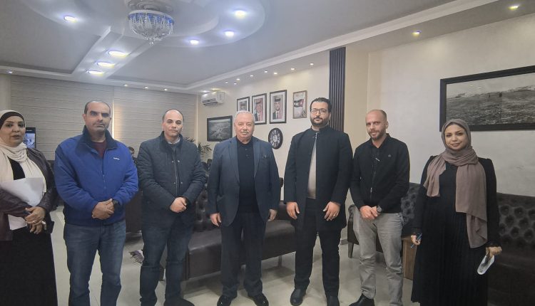 جوينات يلتقي وفدًا من وزارة البيئة لبحث تقدم العمل في متنزه جبل نيبو البيئي وتنفيذ خزانات للحصاد المائي.