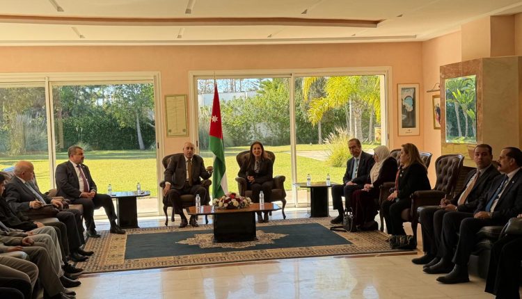 القاضي يلتقي طلبة أردنيين في السفارة الأردنية بالمغرب