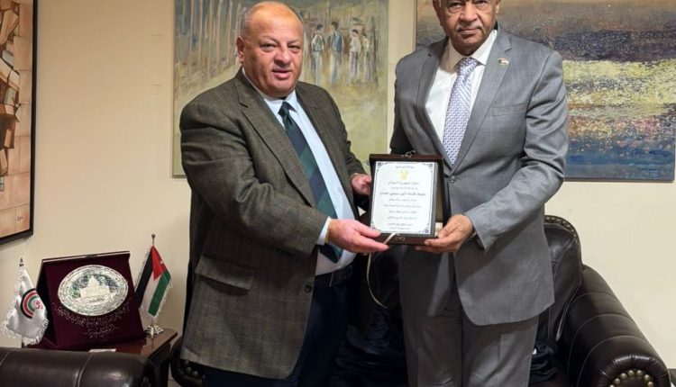 السفير السوداني يلتقي سماوي ويكرّمه بدرع نظير جهوده في دعمه الدائم للثقافة والمثقفين