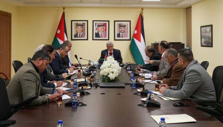 “النقل النيابية” تبحث قضايا النقل العام والسياحي والتاكسي وتأجير السيارات