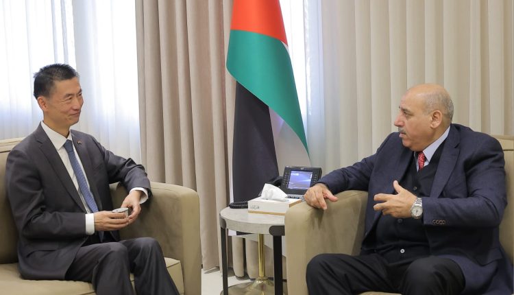 القاضي يلتقي السفير الصيني