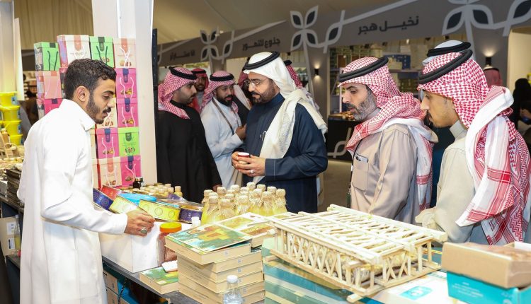 وكيل محافظة الأحساء يزور مهرجان تمور الأحساء المصنّعة