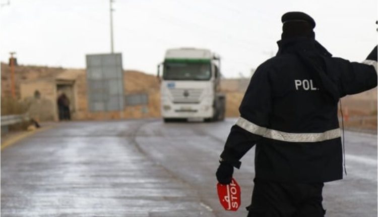 الأمن سقوط حمولة فوسفات لشاحنة في رأس النقب وإصابتان وتحويل مؤقت للسير