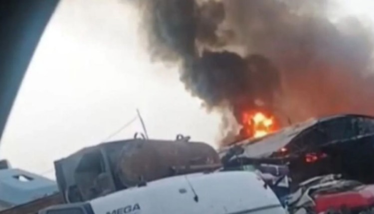 حريق كبير في محلّين لبيع قطع سيارات في منطقة أبو علندا