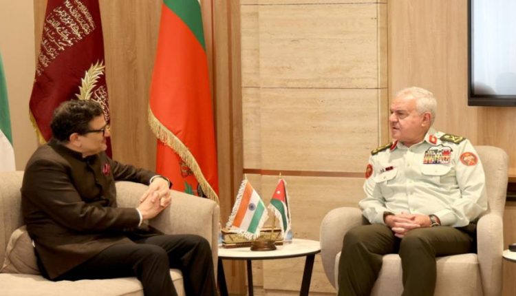 رئيس هيئه الاركان يلتقي السفير الهندي ويؤكد متانة الشراكة بين البلدين