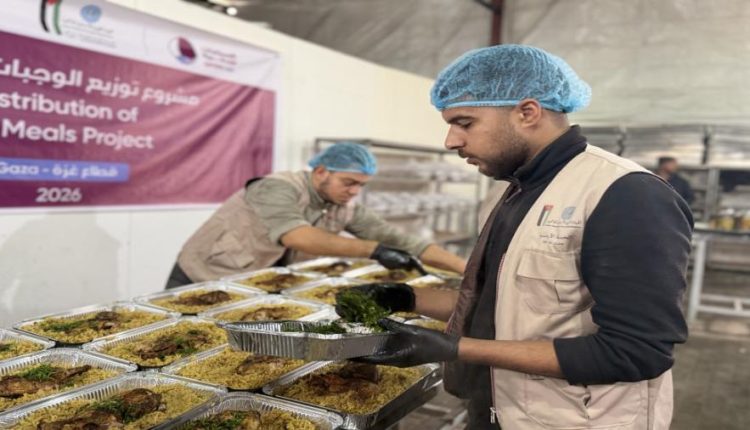 الهيئة الخيرية الهاشمية والهلال الأحمر القطري يوزعان وجبات على الأسر في غزة