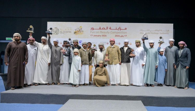 منافسات قوية في مزاينة الصقور وانسف  القعود بمهرجان الظفرة