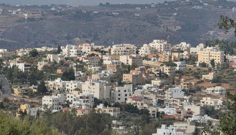 اللجنة الاستشارية لأراضي شركة الإسمنت – الفحيص: اتفاق على تشكيل لجنة مشتركة وتأكيد الشراكة الكاملة مع أهالي الفحيص