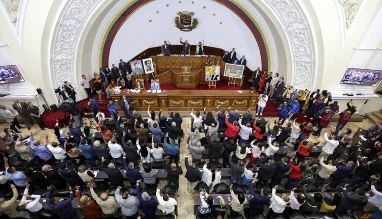 فنزويلا تقر قانون العفو للسجناء السياسيين وسط مخاوف من استخدامه انتقائياً