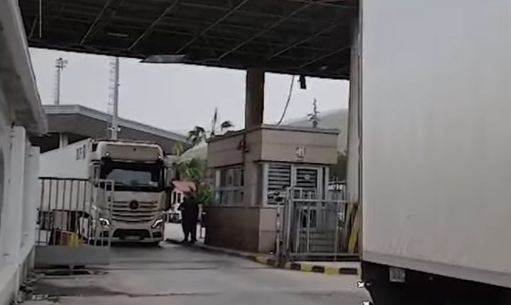 سورية تمنع دخول الشاحنات الأجنبية وتستثني الترانزيت… ارتباك في حركة الشاحنات الأردنية