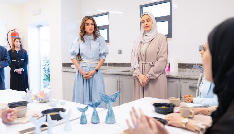 الملكة رانيا العبدالله تفتتح مركز زها الثقافي في محافظة العقبة