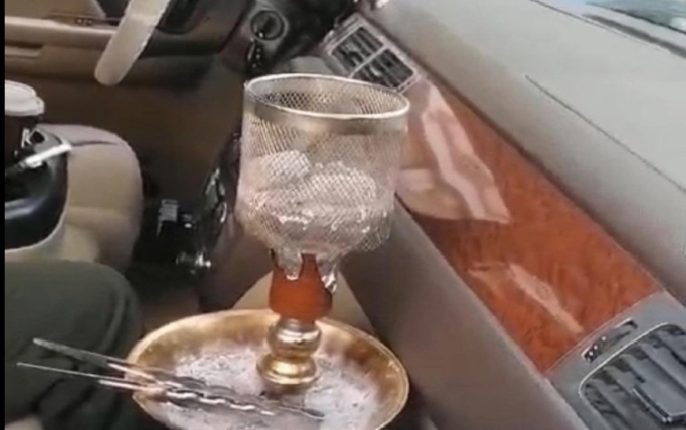 إدارة السير… تضبط سائقًا يدخّن الأرجيلة أثناء القيادة وتؤكد: سلوك خطِر يهدد السلامة