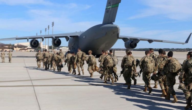 تحركات احترازية: واشنطن تجلي مئات جنودها من قطر والبحرين خوفًا من تصعيد إيراني