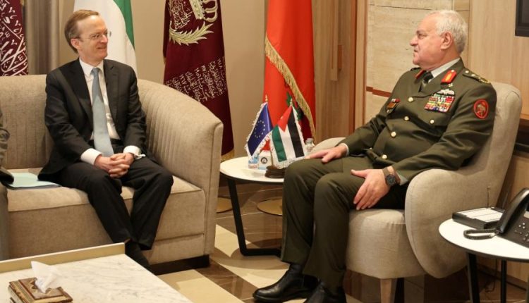 رئيس هيئة الأركان يستقبل نائب أمين عام جهاز الخدمات الخارجية للاتحاد الأوروبي