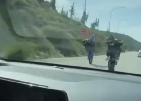 إدارة السير تضبط دراجات نارية تسير بطريقة استعراضية وخطرة بدون لوحات أرقام