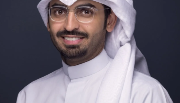 استبعاد وزير إعلام كويتي قبل اليمين بسبب تغريدات قديمة وتكليف العمر بالوكالة