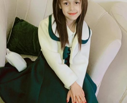 والدة الطفلة ملاك تكشف الحقيقة: وفاة ابنتي ناجمة عن عارض صحي وليست بصعقة كهربائية