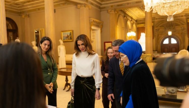 الملكة رانيا تزور معرضًا فنيًا تراثيًا في قصر دولمة بهجة