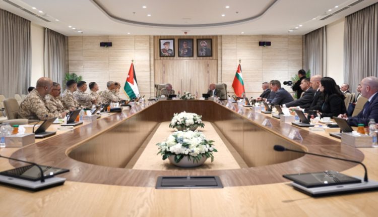 رئيس هيئة الأركان المشتركة الأردني يلتقي وفداً من كلية الدفاع الوطني الأمريكية لتعزيز التعاون العسكري والاستراتيجي