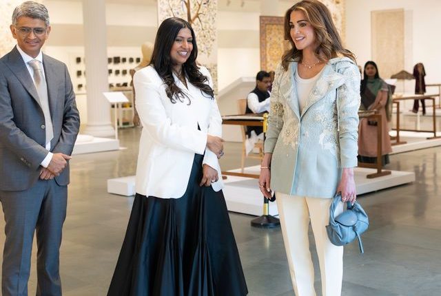 الملكة تزور مدرسة تشاناكيا للحرف في مومباي وتستمع لجهود الحفاظ على التراث الهندي