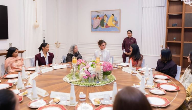الملكة تلتقي نساء رياديات في الهند خلال زيارة لمركز نيتا موكيش أمباني الثقافي