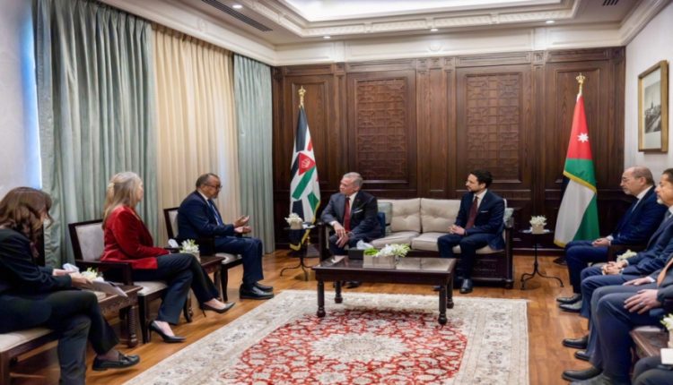 الملك يبحث مع مدير عام الصحة العالمية تعزيز التعاون الصحي وإيصال المساعدات إلى غزة