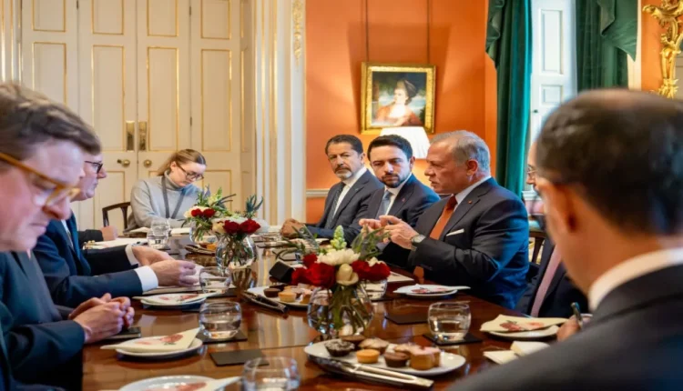 الملك يلتقي رئيس الوزراء البريطاني في لندن