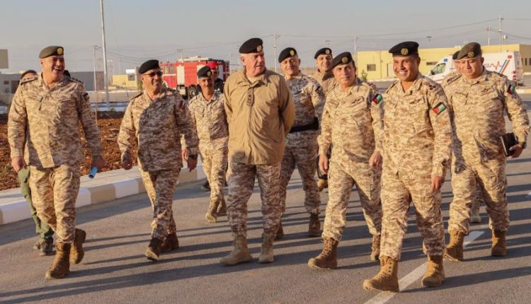 رئيس هيئة الأركان المشتركة يتفقد لواء الأمير الحسن المدرع ويشارك مرتباته الإفطار