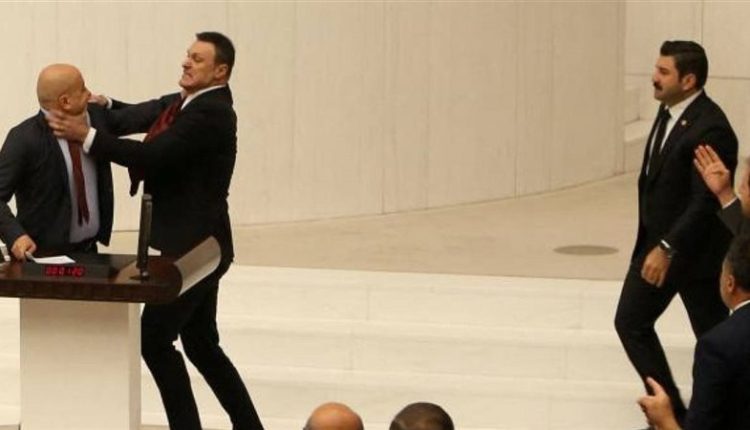 عراك بالأيدي داخل البرلمان التركي على خلفية تعيين وزير للعدل مثير للجدل