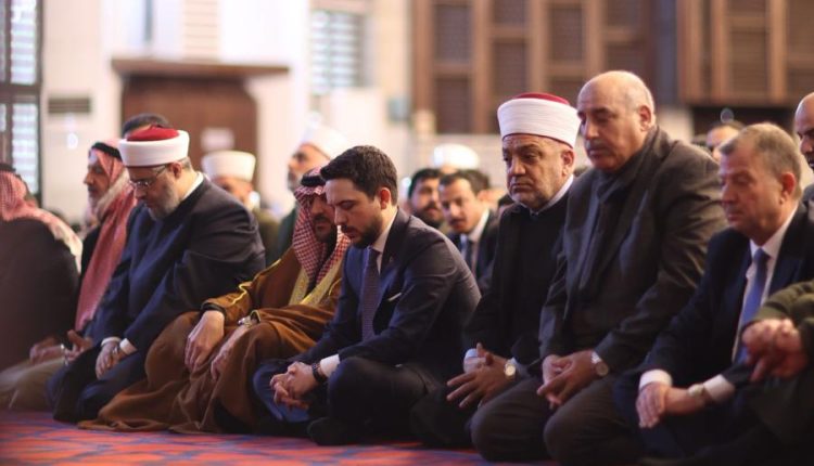 ولي العهد يؤدي صلاة الجمعة في مسجد الشهيد الملك المؤسس
