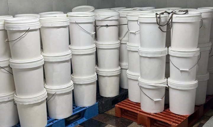 الغذاء والدواء تغلق مصنع ألبان لاستخدام الحليب المجفف خلافًا للقواعد الفنية ( صور)