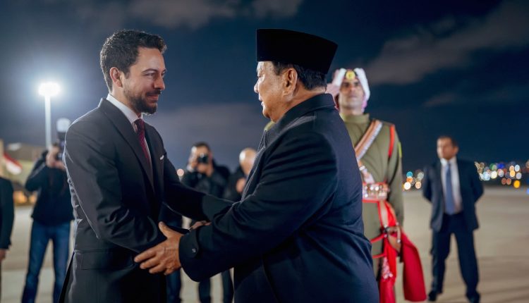 ولي العهد يستقبل الرئيس الإندونيسي لدى وصوله الاردن