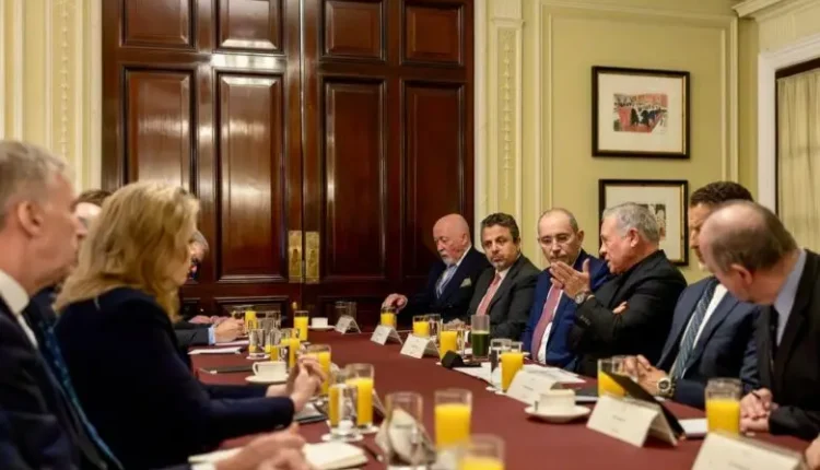 الملك يجتمع بمسؤولين سابقين وبرلمانيين بريطانيين في لندن