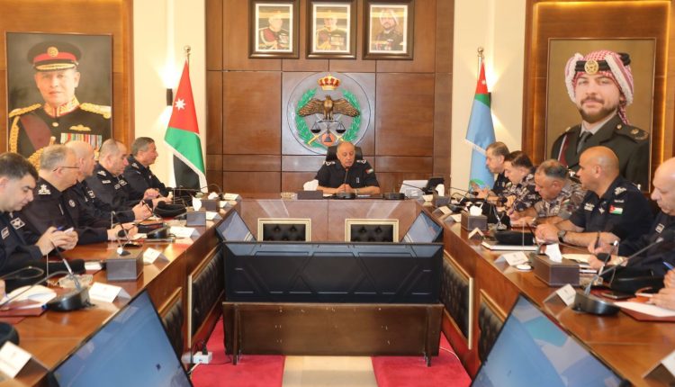 مدير الأمن العام يترأس اجتماعاً أمنياً ويوعز بتفعيل الخطط الأمنية والمرورية الخاصة بشهر رمضان المبارك