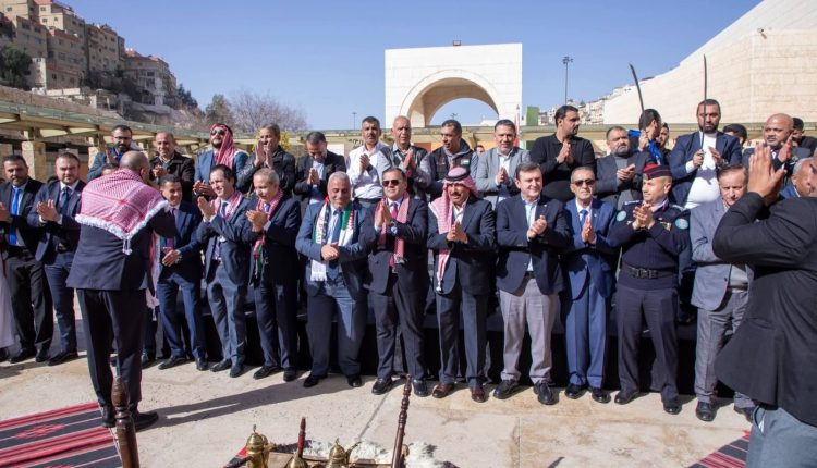 لجنة السياحة والآثار ووزارة السياحة تحتفلان بعيد ميلاد الملك الرابع والستين وتستعرضان إنجازات القطاع في عهده