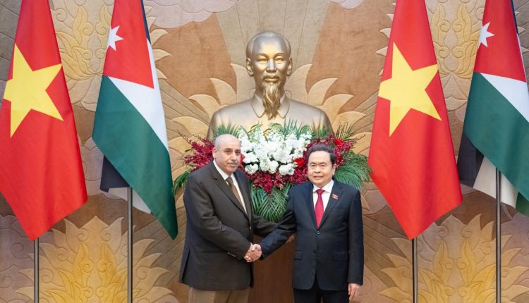 القاضي ورئيس الجمعية الوطنية الفيتامي يبحثان سبل التعاون البرلماني